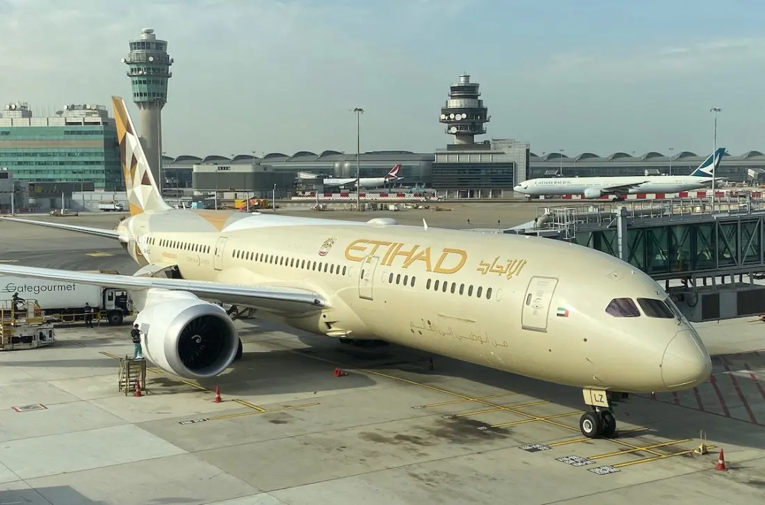 Etihad 787 Crosses Active Runway at Boston Logan, Forcing a Go-Around