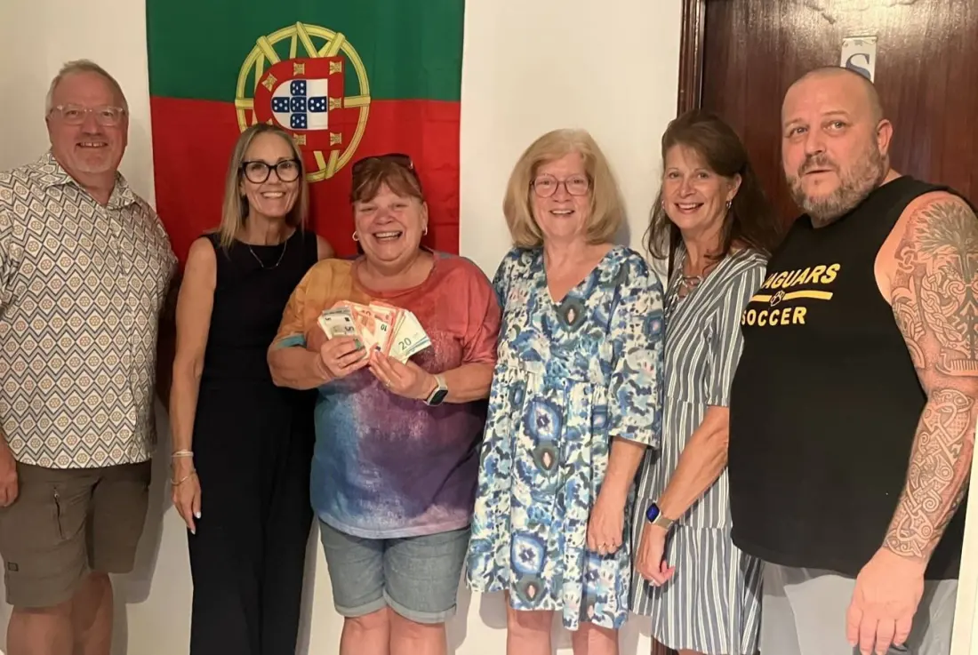 Carvoeiro Bar Regulars Raise €1,150 for Algarve Wildfire Charity