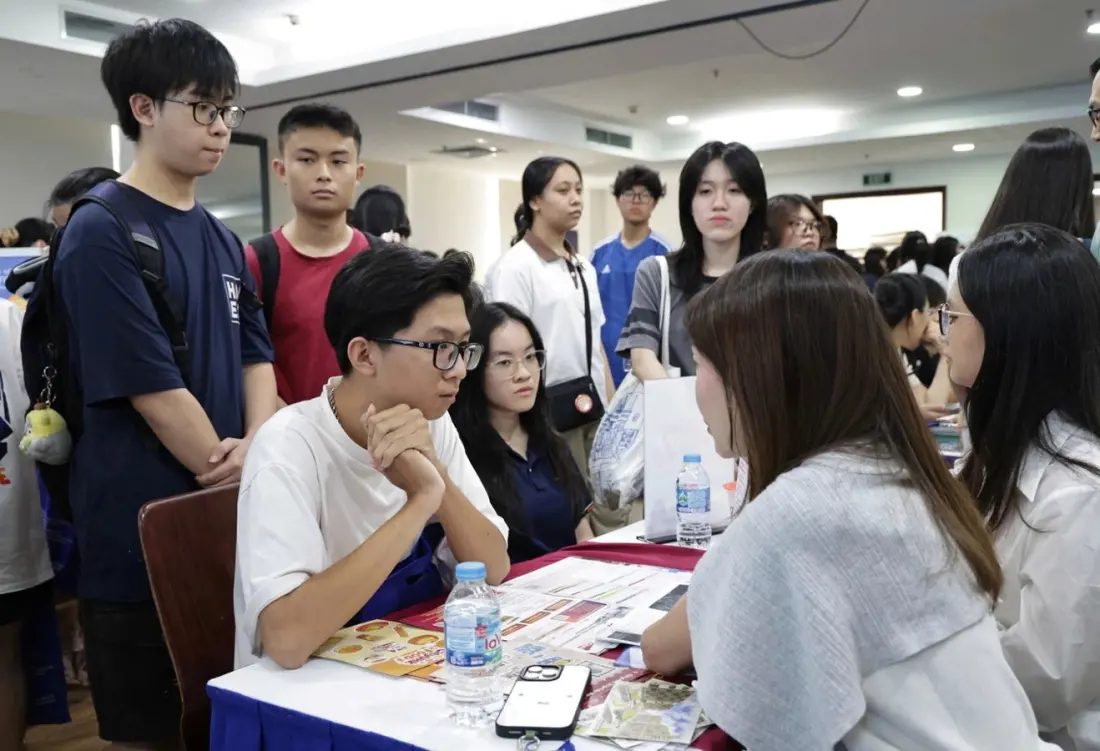 Vietnamese Students Swap the American Dream for Singapore and Hong Kong Universities