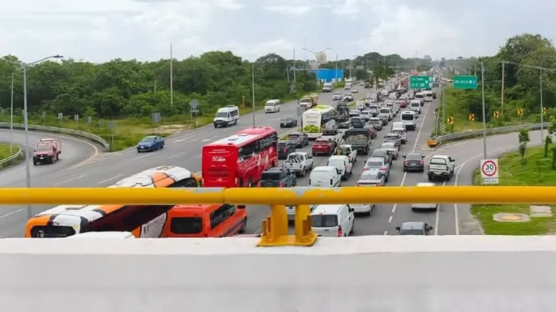 Slow-rolling truck protest snags Cancun–Playa del Carmen highway traffic