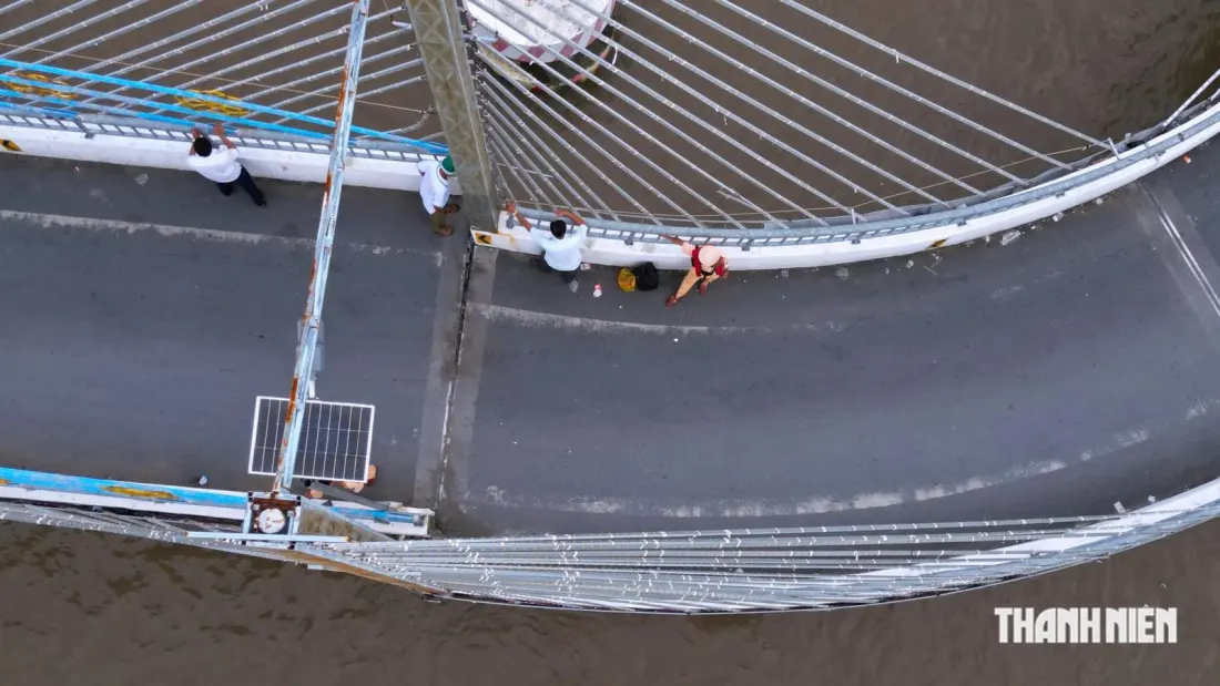 Crane Barge Knocks S-Shaped Bridge Out of Alignment in Ca Mau, Traffic Suspended