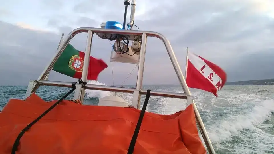 Two British paddleboarders rescued off Sesimbra after wind blew them out to sea