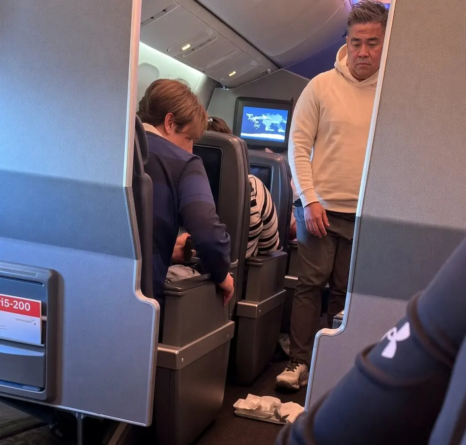 Dirty meal tray in the aisle: the in-flight etiquette debate, again