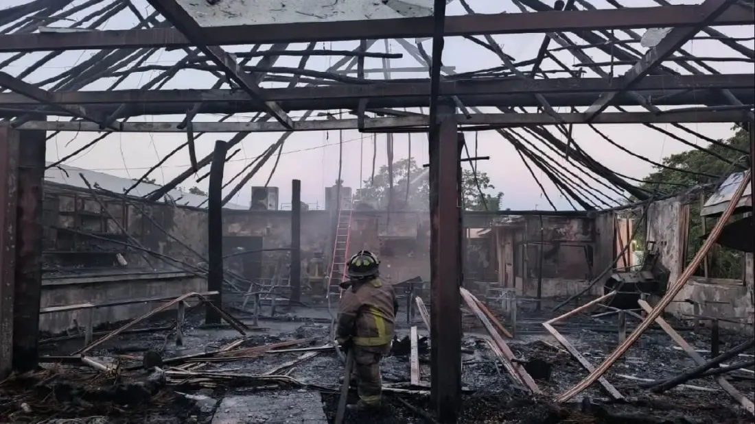 Fire destroys popular Cancún seafood restaurant on Huayacán Avenue