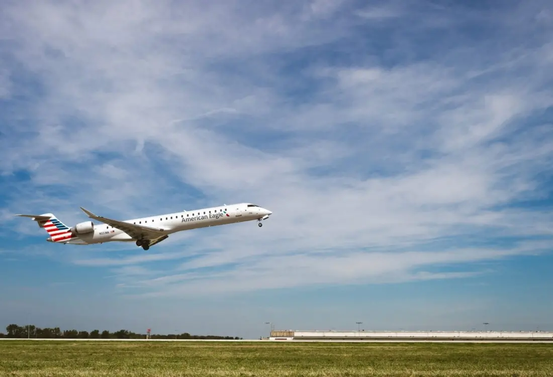American Eagle Passengers Exit Onto the Wing After Emergency Return to St. Louis