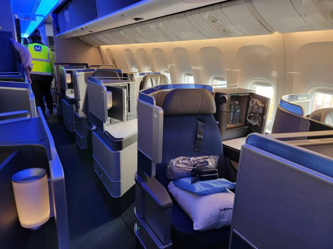 Backpackgate at 35,000 feet: United flight attendant removes premium passenger's bag from the bin