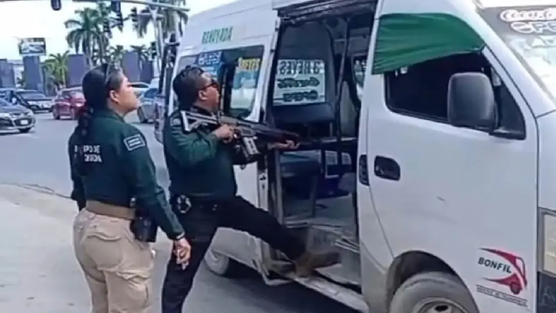 Cancun police end bus hostage situation after convenience store robbery