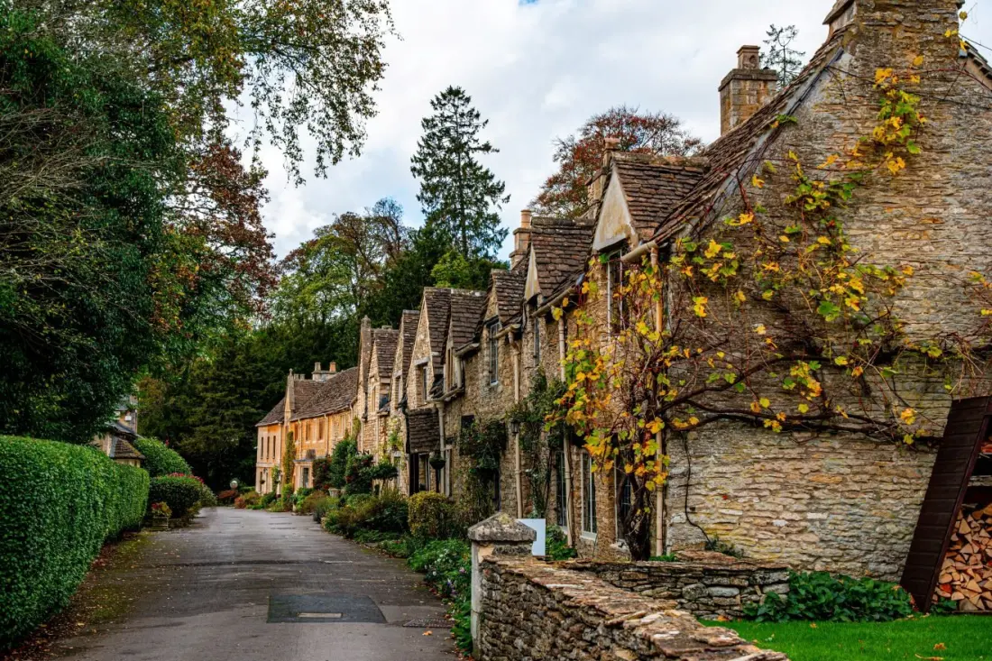 Burford to ban big tourist coaches from school street from October 2026
