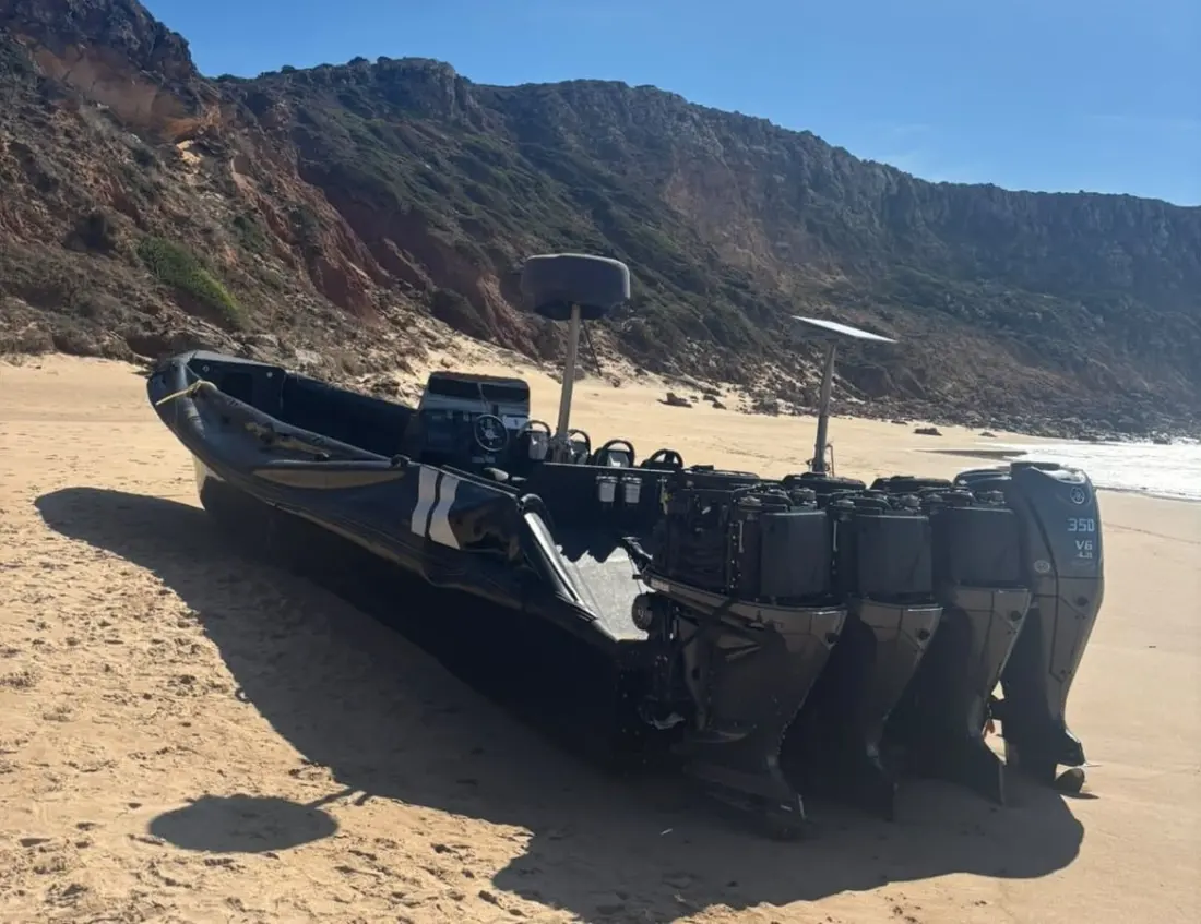 Abandoned speedboat on a quiet Algarve beach sparks maritime police investigation