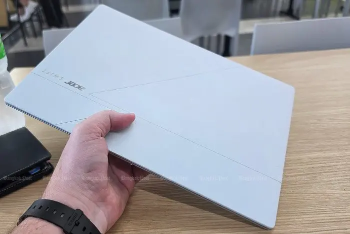 A sub-1kg laptop that survives a working day bouncing around Bangkok