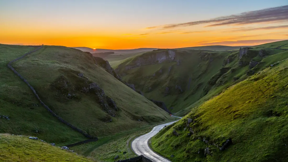 Castleton: The Peak District Village With Four Caves, Castle Ruins and the Mam Tor Ridge