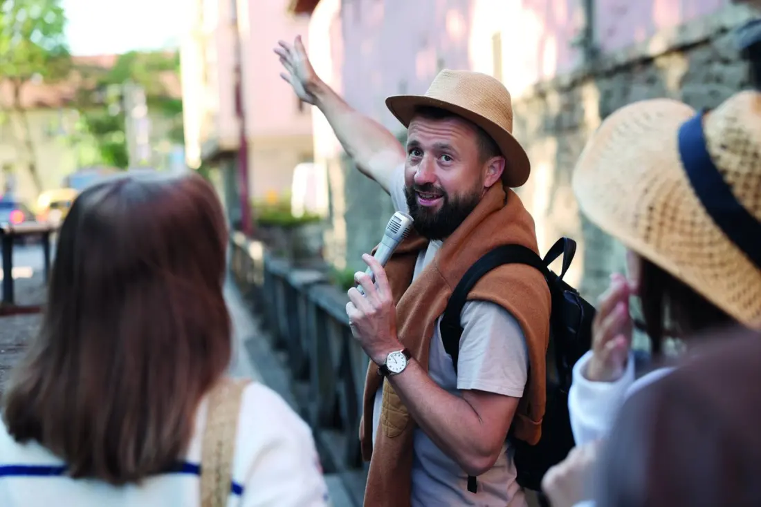 Why a Certified Guide-Conférencier Beats Any Audio Guide in France