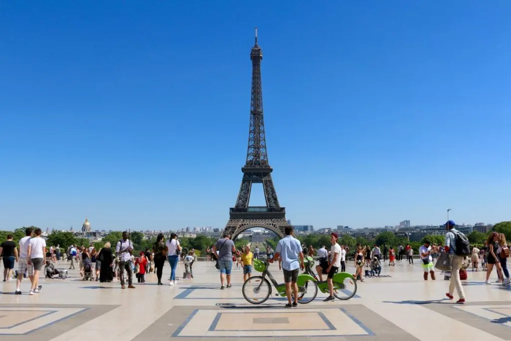 AI Travel Chatbots Recommend the Same Places, No Matter Who You Are