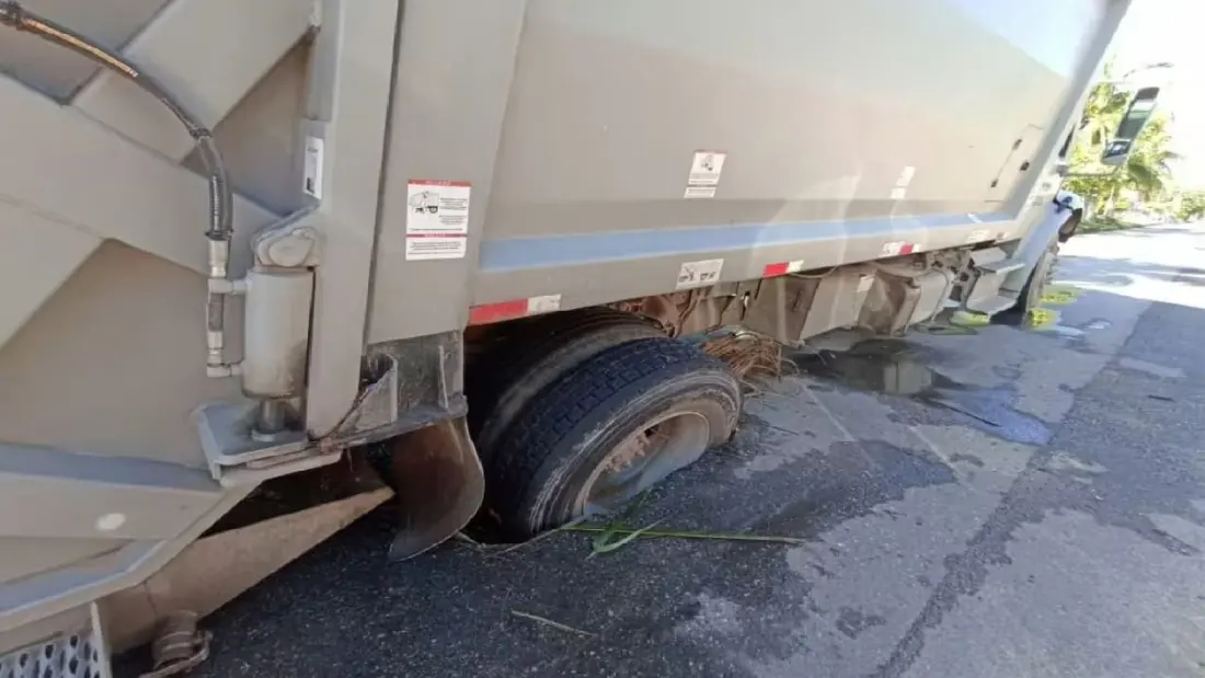 Garbage truck sinks into soft street in Chetumal's main square, spilling diesel