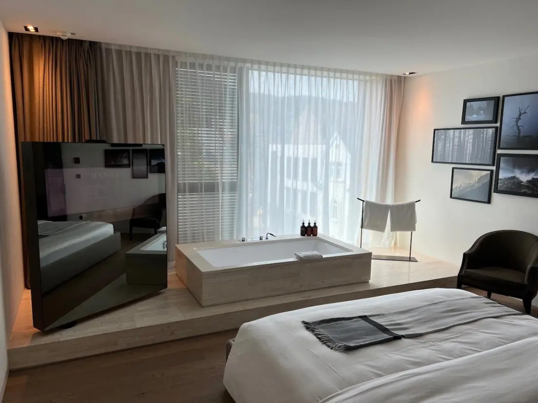Bathroom Glass Walls, Fee Creep and Other Hotel Pet Peeves Worth Complaining About