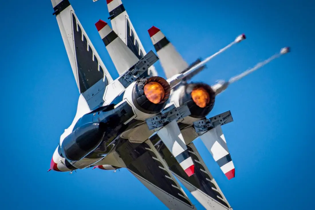 18 Inches Apart: How The Thunderbirds' Diamond Formation Actually Works