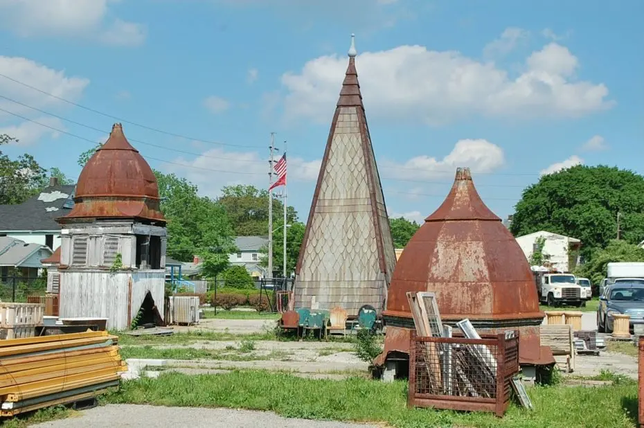 Crisp Shops, Hidden Caves and a 40-Foot Skyscraper Scam: The Internet's Best Travel Oddities This Week