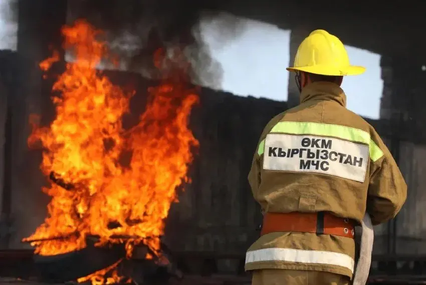 Fire crews battle blaze at Dzhunhai market in Bishkek