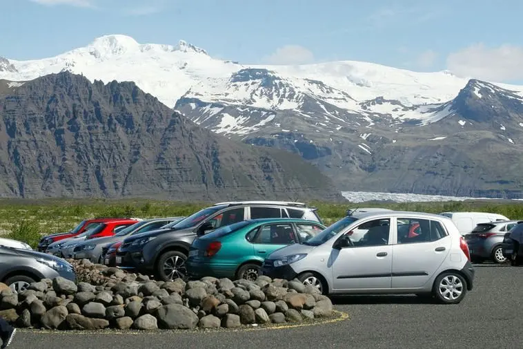 Warm spell brings yellow weather warnings and flood risk to Iceland