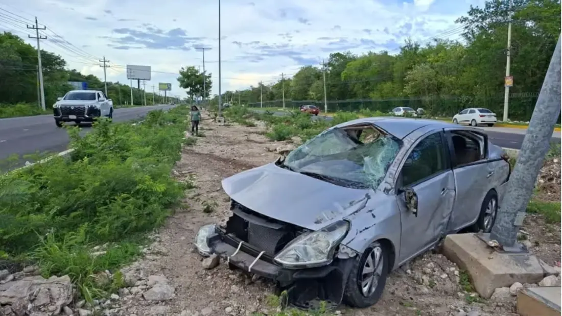 Single-vehicle rollover on the Puerto Morelos highway sends several people to hospital
