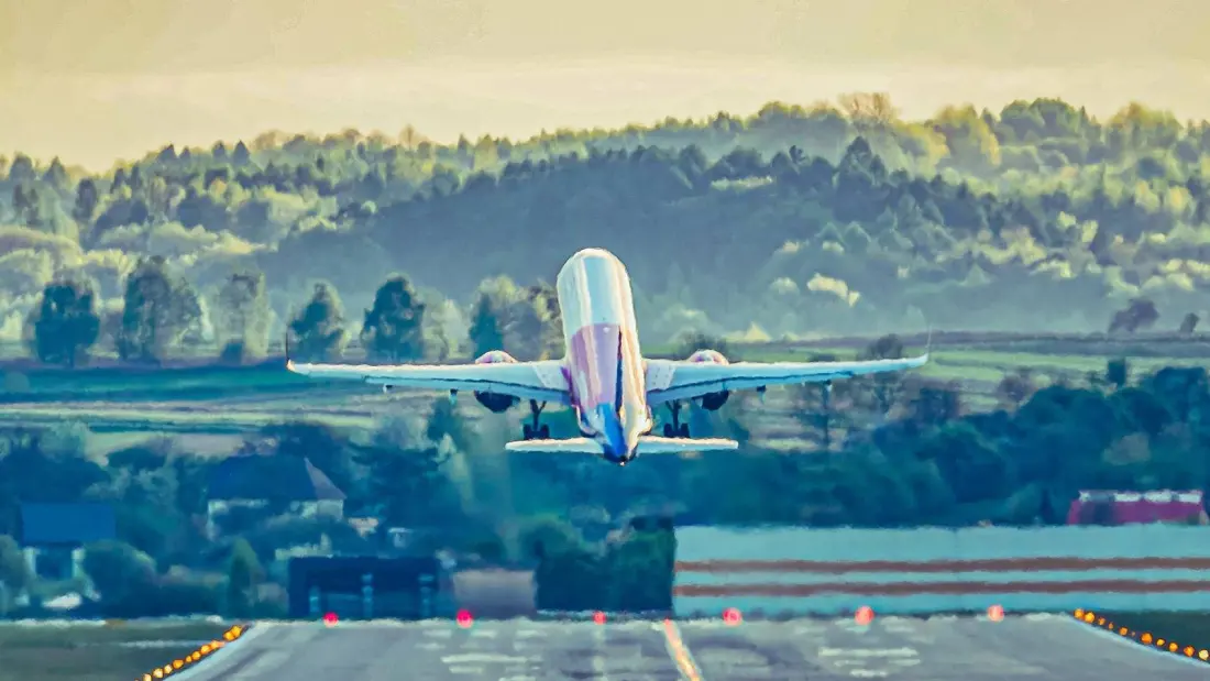 Why Plane Engines Quiet Down Seconds After Takeoff — And Why It's Completely Normal