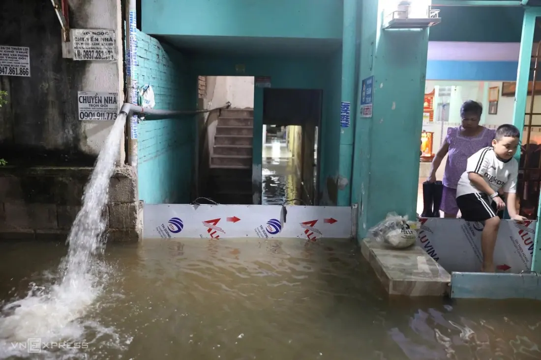 High tides flood Ho Chi Minh City streets, stranding commuters at rush hour