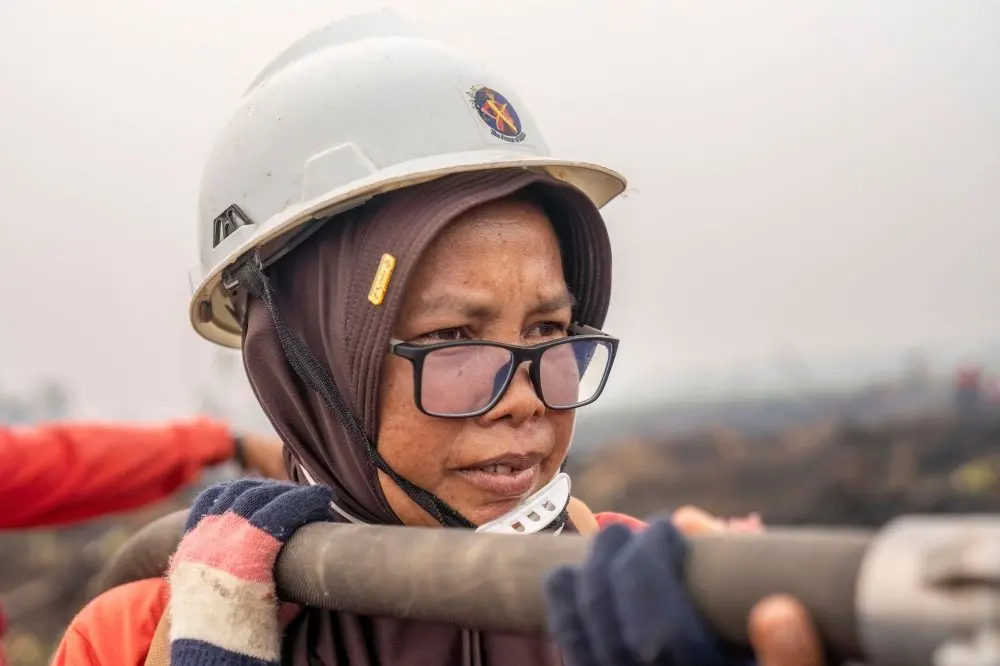Indonesia's 'Power of Mama': the village women fighting Borneo's fires and haze