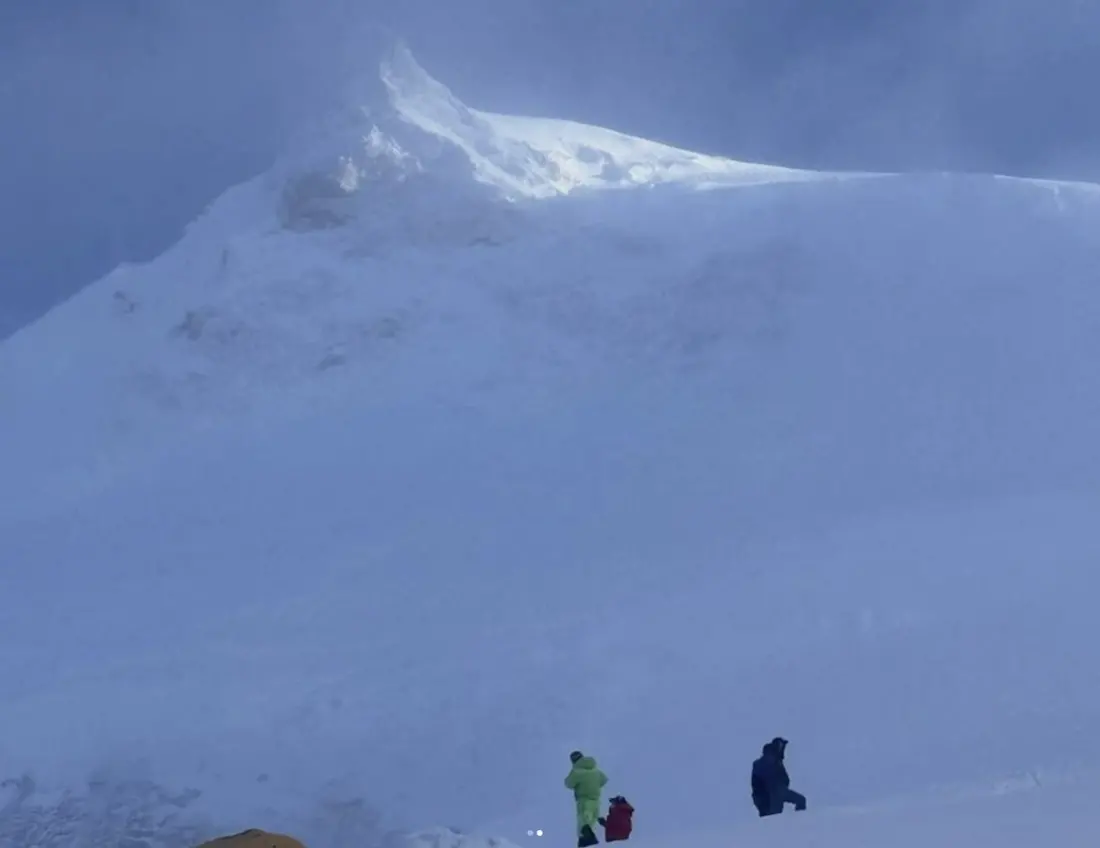 Two Die on Manaslu as Over 1,000 Climbers Race a Closing Weather Window