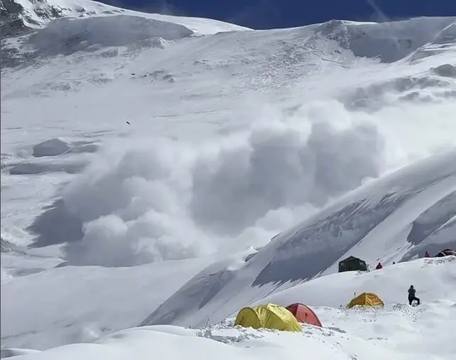 Avalanche and Record Crowds Throw Manaslu's Autumn Climbing Season Into Chaos