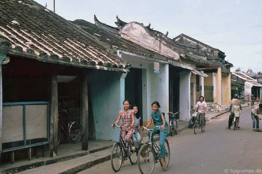 A German Photographer's 1991-93 Road Trips Caught Vietnam Just Before the Tourists Arrived