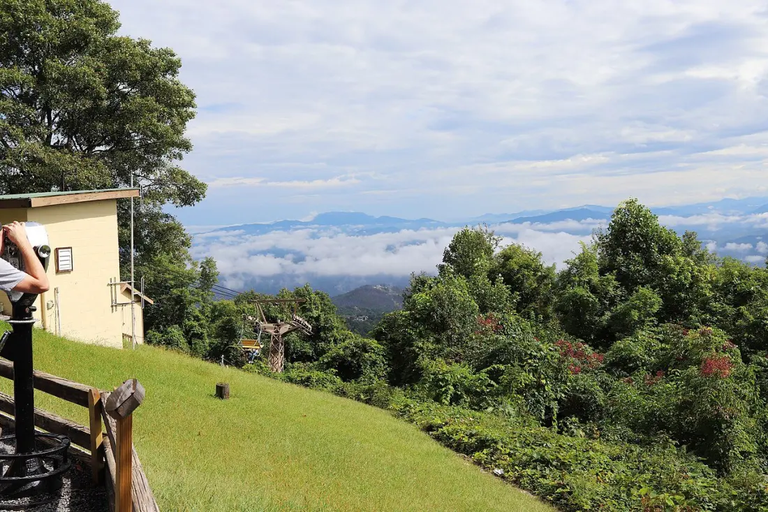 Gatlinburg or Pigeon Forge? How to Pick the Right Smoky Mountains Base