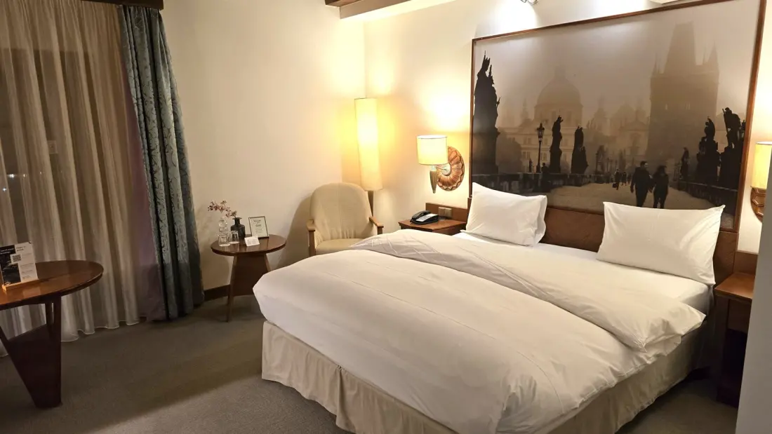 Stranger Found Hiding Under Hotel Bed at Miami Resort After Guest Felt Movement in the Night