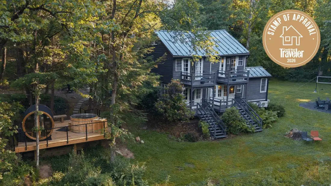 A Creekside Hudson Valley Estate That Solves the 12-Person Group Trip