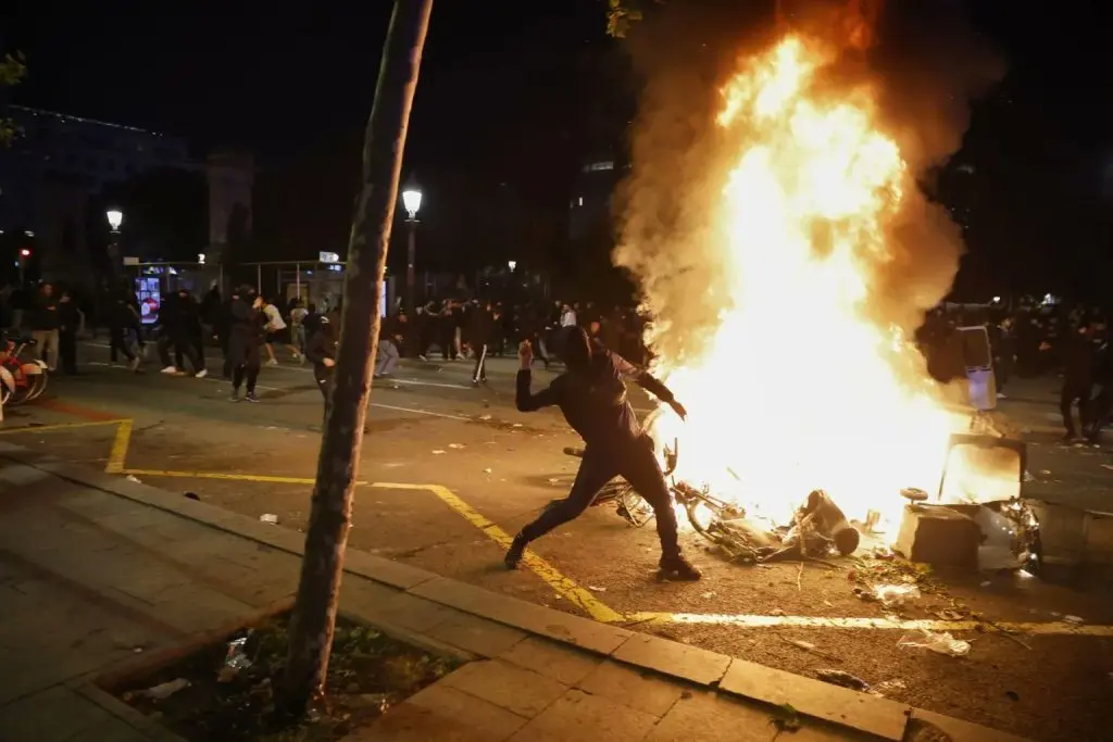 Barcelona riots leave 128 arrested around Plaça de Catalunya — what travellers should know