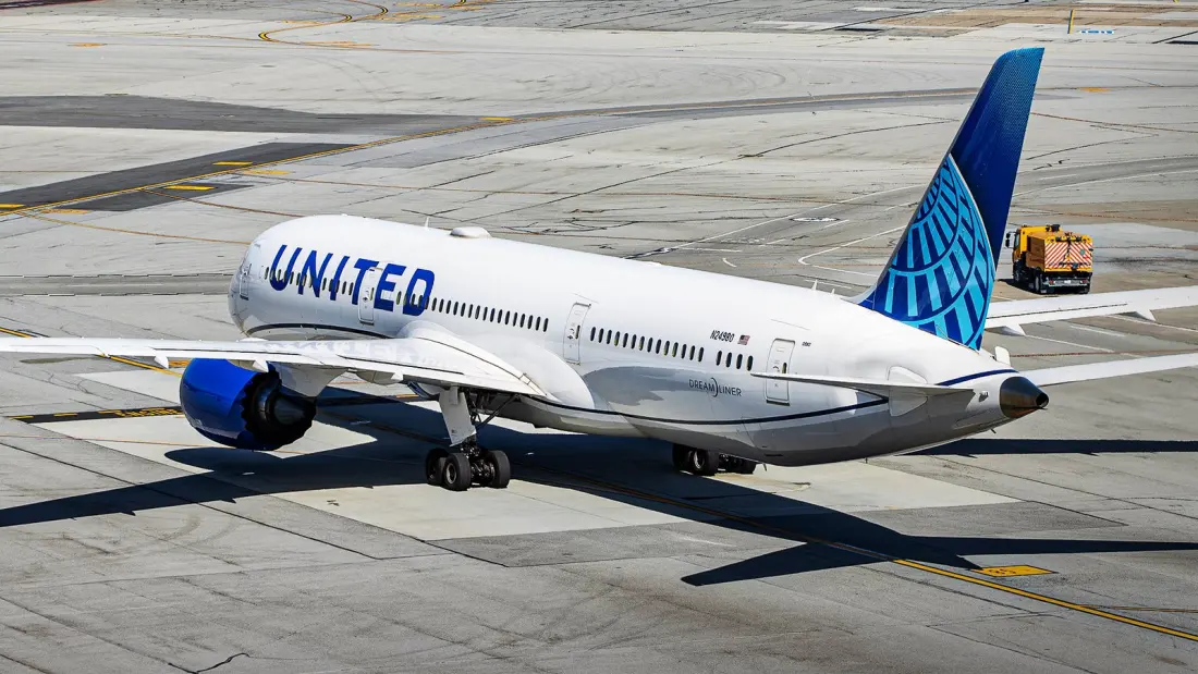 United's Star New Boeing 787-9 Hit Turbulence on Its Singapore Debut