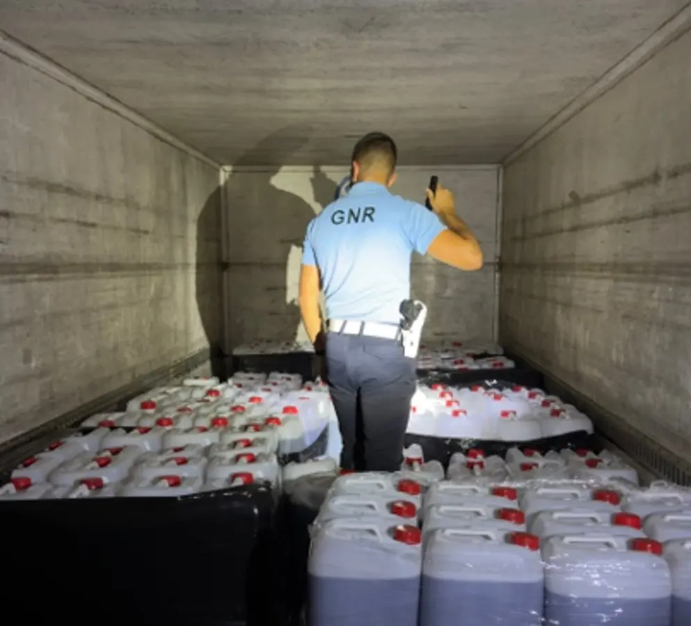 8,000 litres of petrol in jerrycans: police stop truck on Portugal's main Algarve motorway