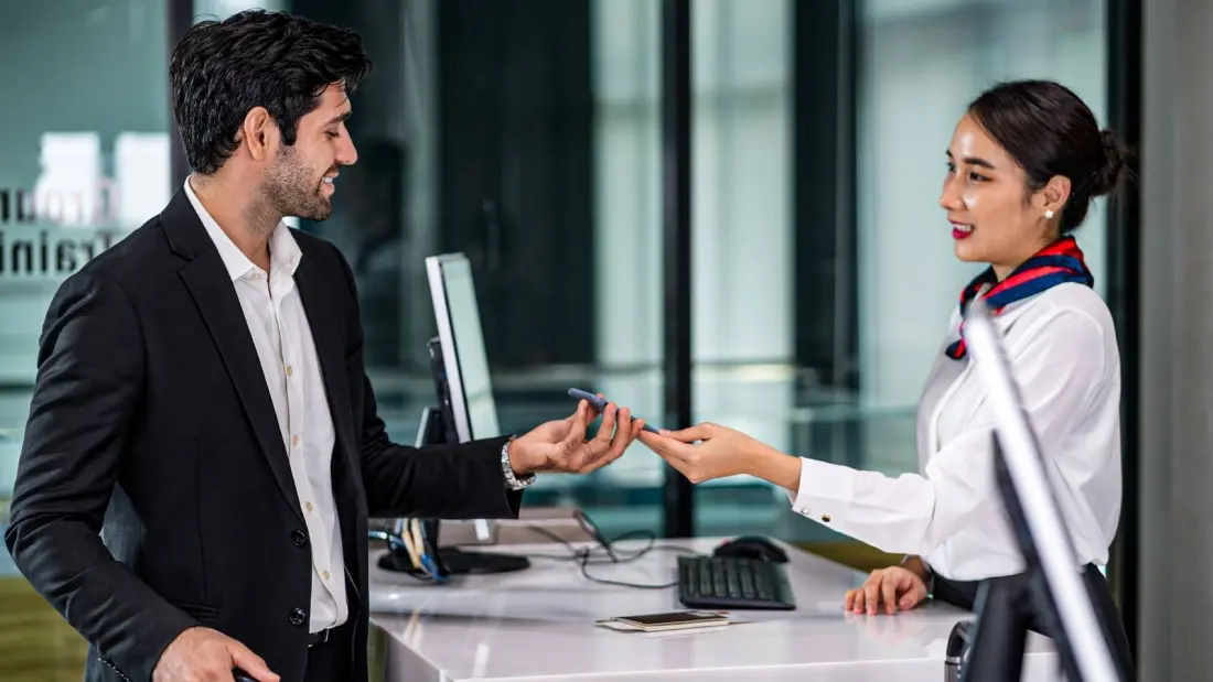 What Gate Agents Actually Notice About You Before Boarding Starts
