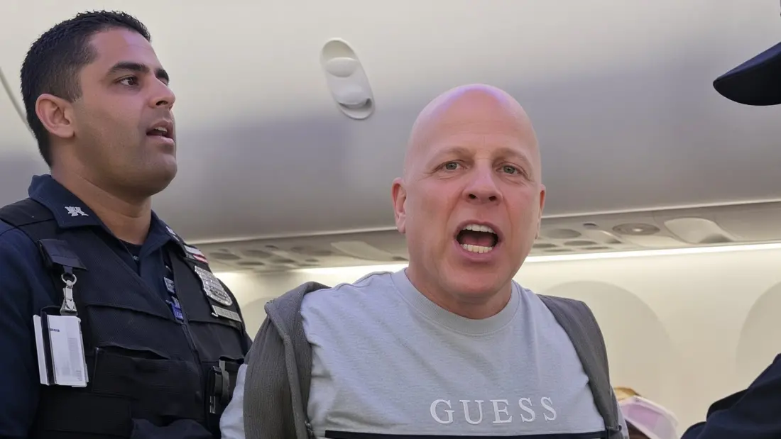 Drunk Delta Passenger Removed at JFK After Threats and Gun Noises — and Passengers Applauded