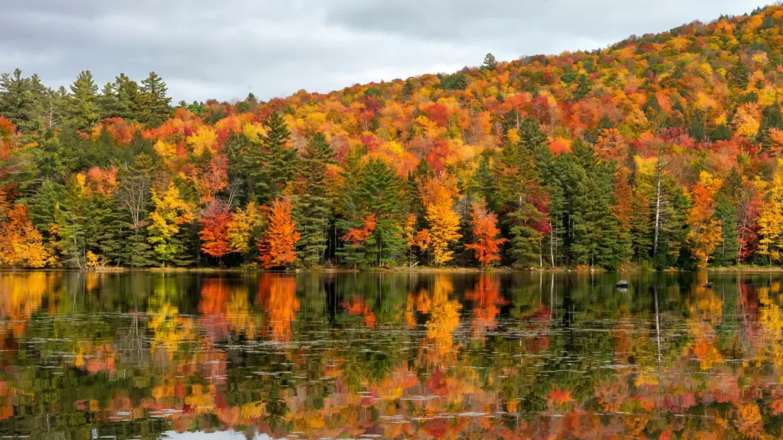 Ten US Lakes Where Autumn Colour Doubles in the Water