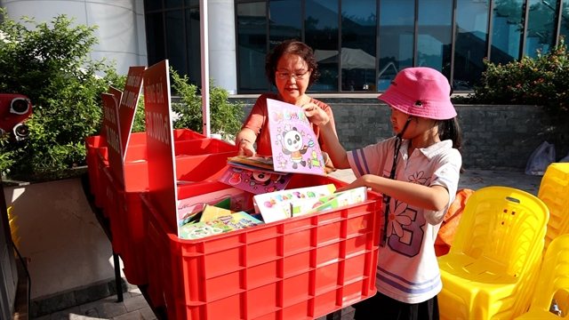 Vietnam's travelling bookstore: one man taking books to every corner of the country