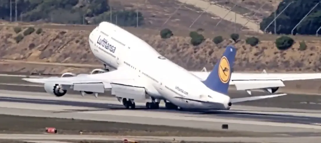 Lufthansa 747 Briefly Touches Down at LAX, Then Climbs Away in a Dramatic Go-Around