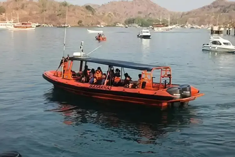Indonesia ends search for divemaster lost when Komodo dive boat KM Feronia sank