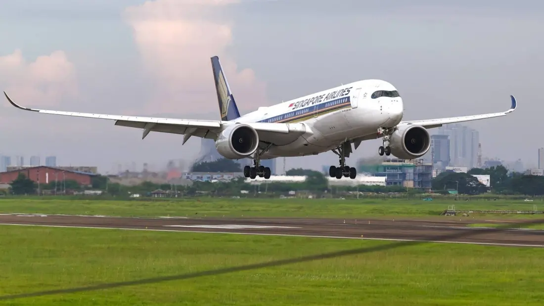 Singapore Airlines Flight Turns Back Mid-Pacific After Passenger Meltdown at 38,000 Feet