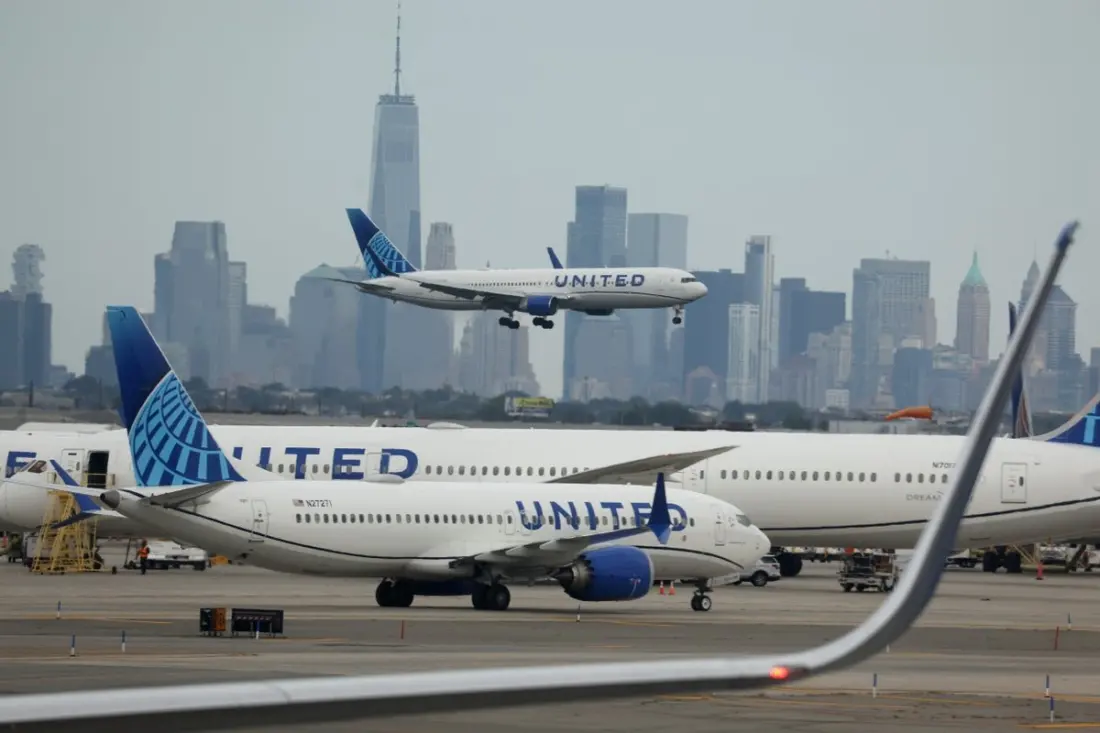 FAA radio fault halts flights into Newark and Philadelphia, hitting hundreds of services