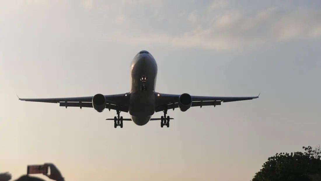 Sepehran 737's Tire Burst and Falling Ceiling Panels Raise Questions About Iran's Ageing Fleets