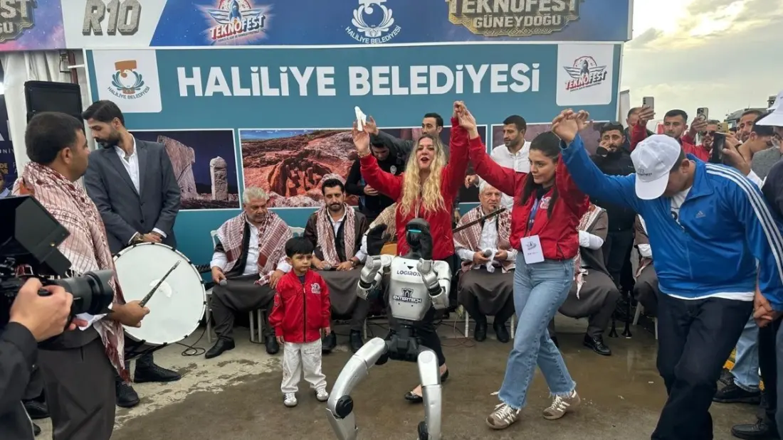 A robot doing halay? Teknofest in Şanlıurfa blends folk dance with tech