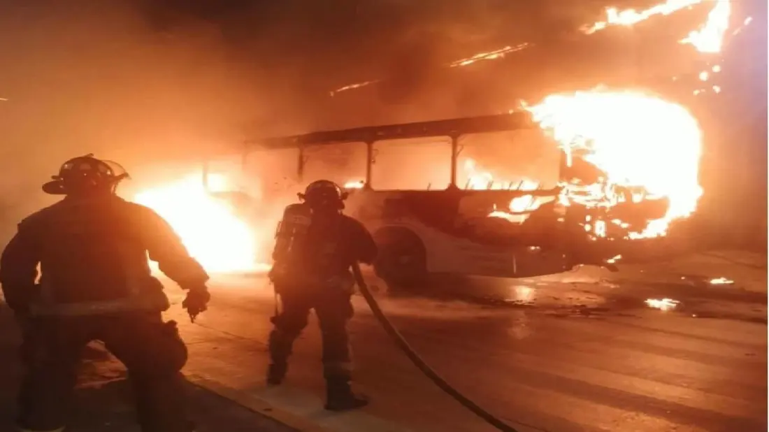 Cancun city bus destroyed by engine fire on Tulum Avenue — everyone got out safely