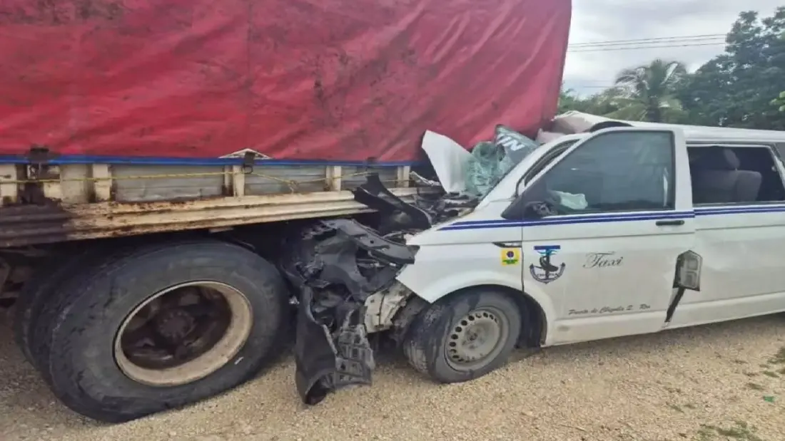 Taxi crash on the road to Holbox sends three to hospital