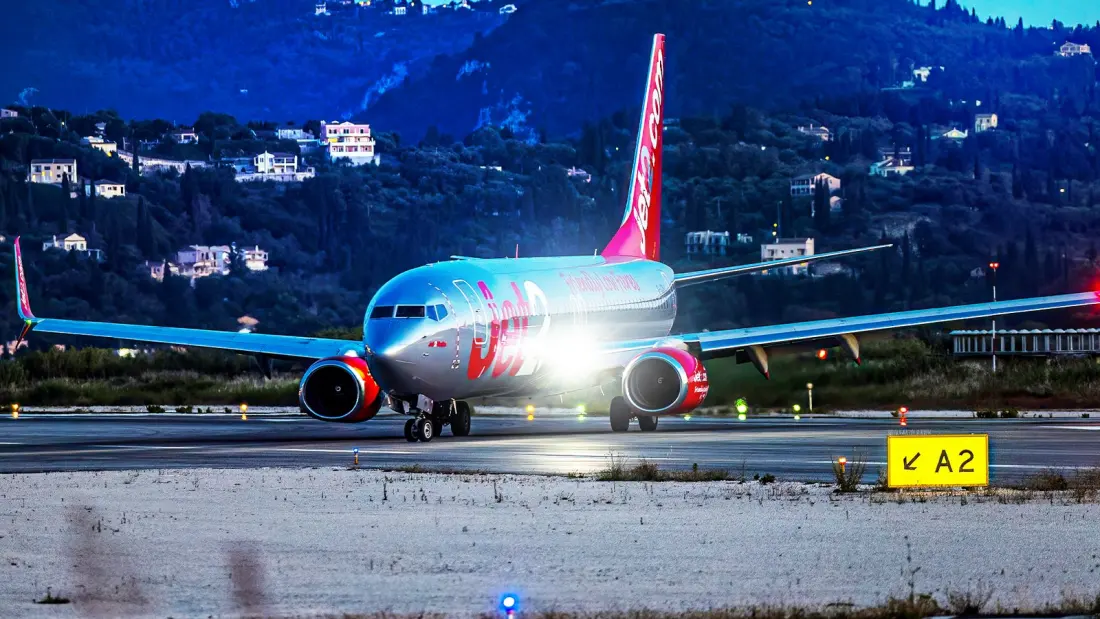The Boeing 737's Retractable Landing Lights Vanished in 2015 - Here's Why