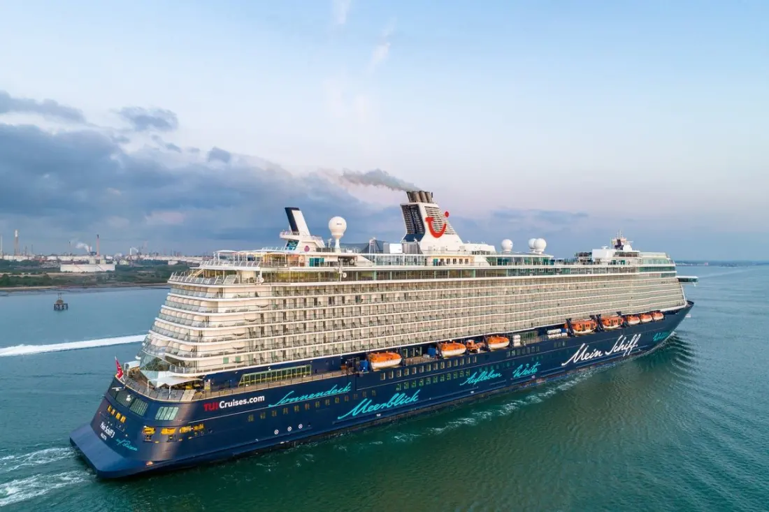 Tui cruise ship Mein Schiff 3 crashes into two container ships in stormy Bremerhaven
